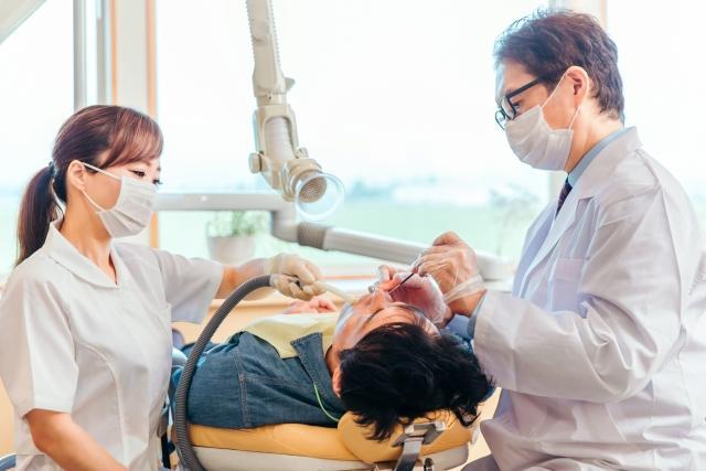 歯のクリーニングの新常識「エアフロー」とは？効果やメリットを歯科医と歯科衛生士が解説
